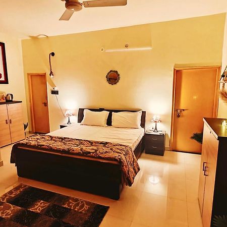 לקנאו The Yellow House - Couple'S Getaway In Gomti Nagar- 1 Bhk מראה חיצוני תמונה