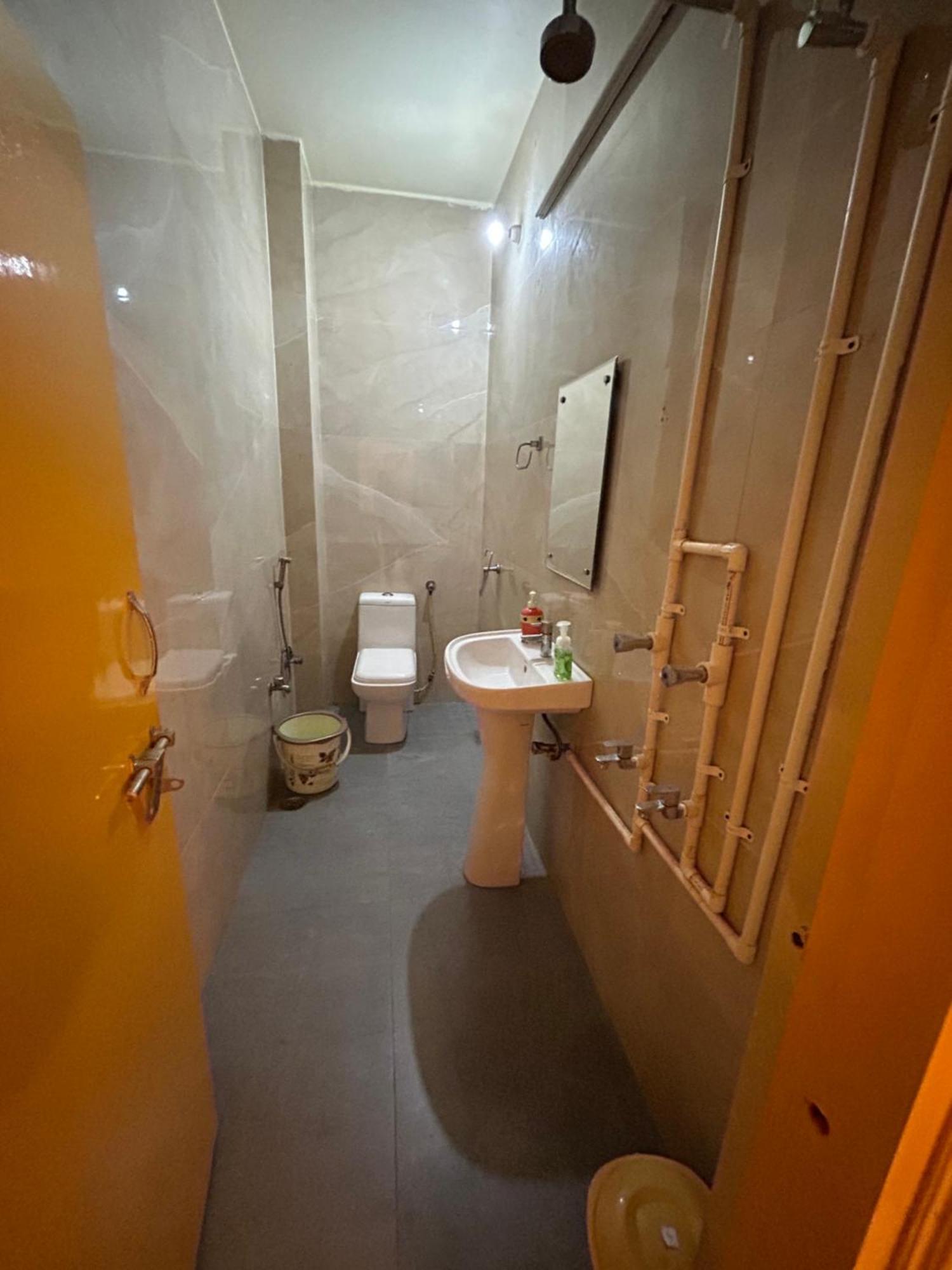 לקנאו The Yellow House - Couple'S Getaway In Gomti Nagar- 1 Bhk מראה חיצוני תמונה