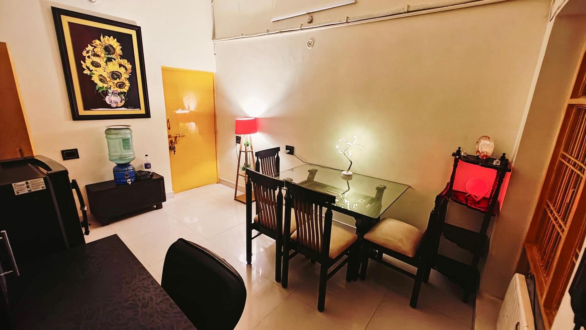 לקנאו The Yellow House - Couple'S Getaway In Gomti Nagar- 1 Bhk מראה חיצוני תמונה